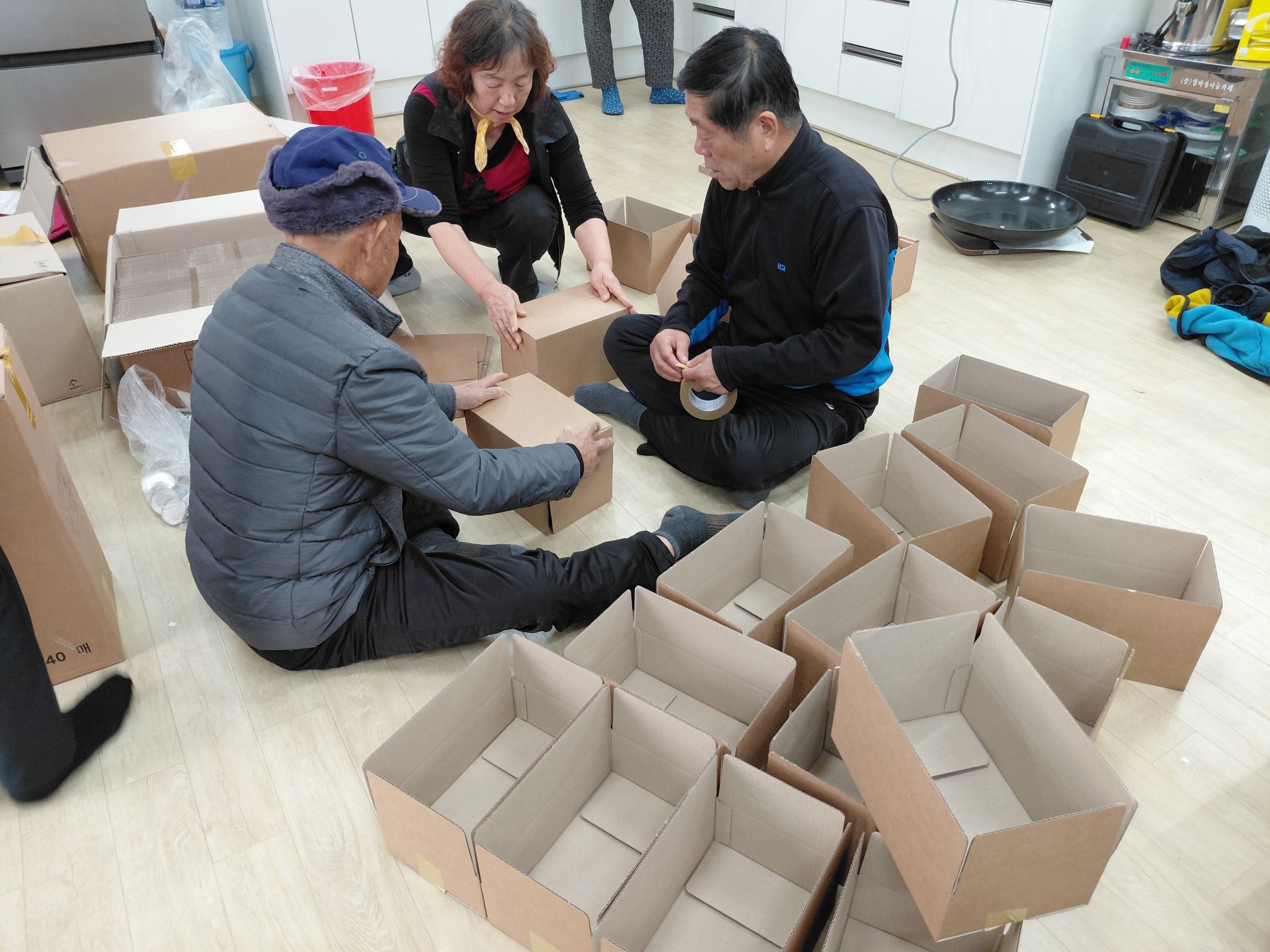 해풍마늘소스 패키징 작업 (4).jpg