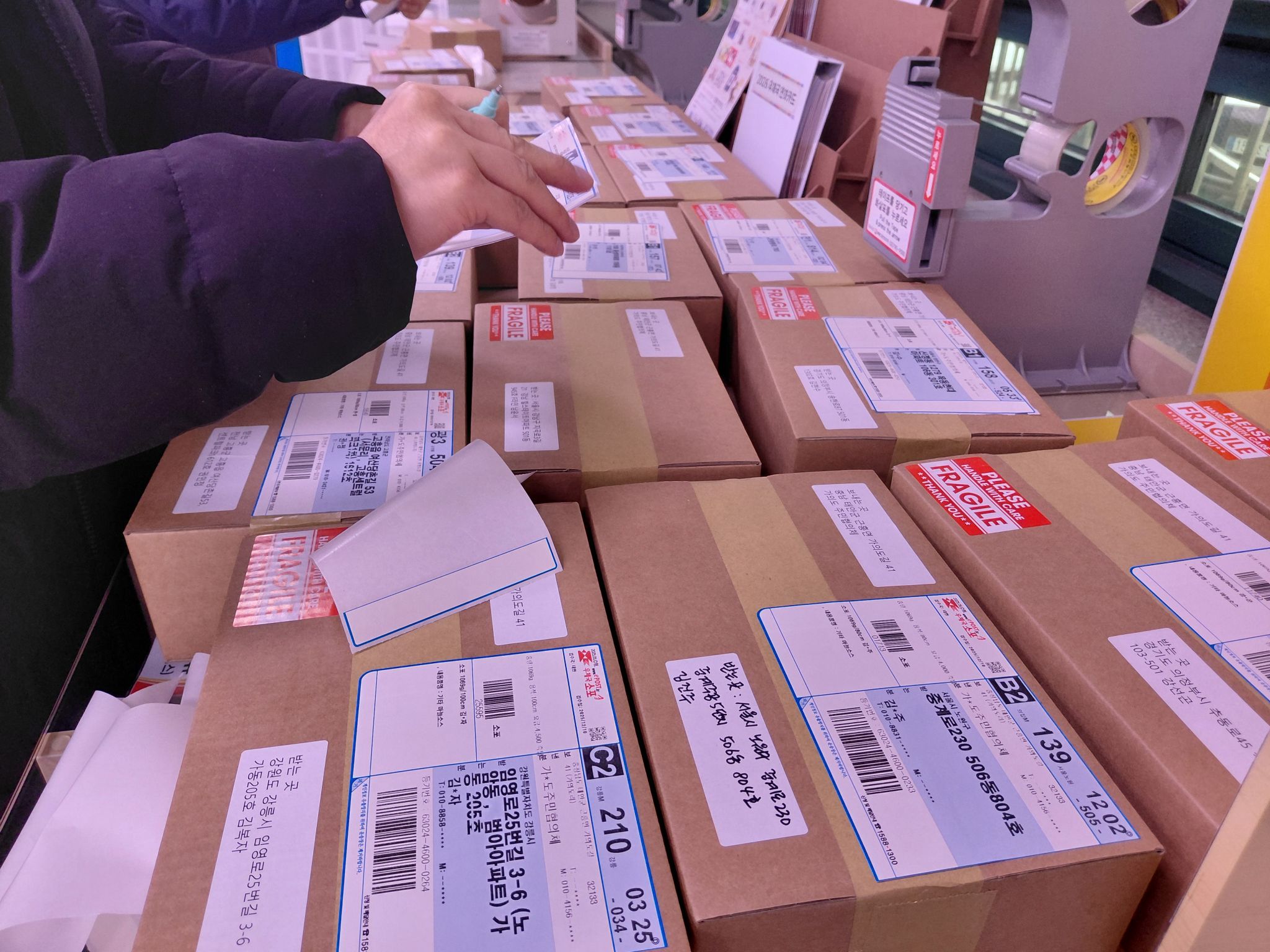 해풍마늘소스 배송작업 (1).jpg