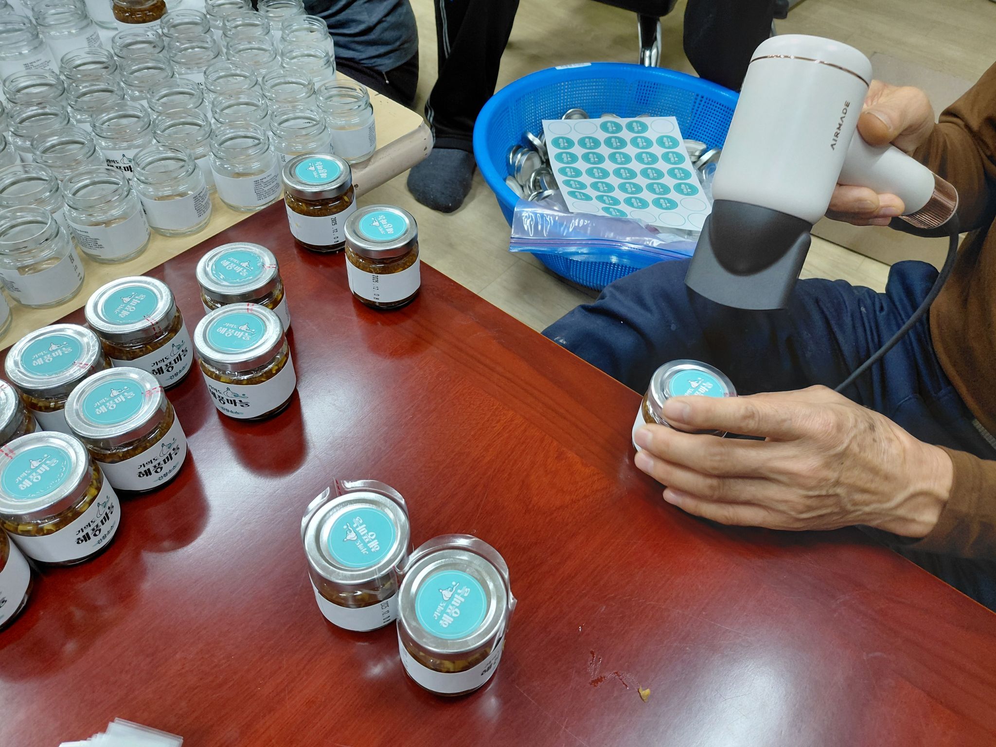 해풍마늘소스 패키징 작업 (3).jpg