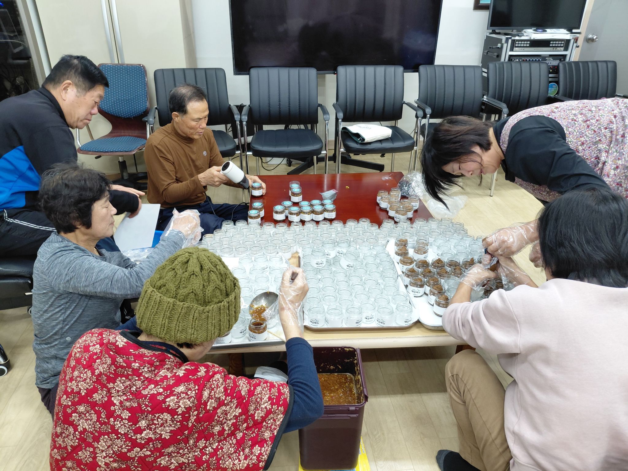 해풍마늘소스 패키징 작업 (2).jpg